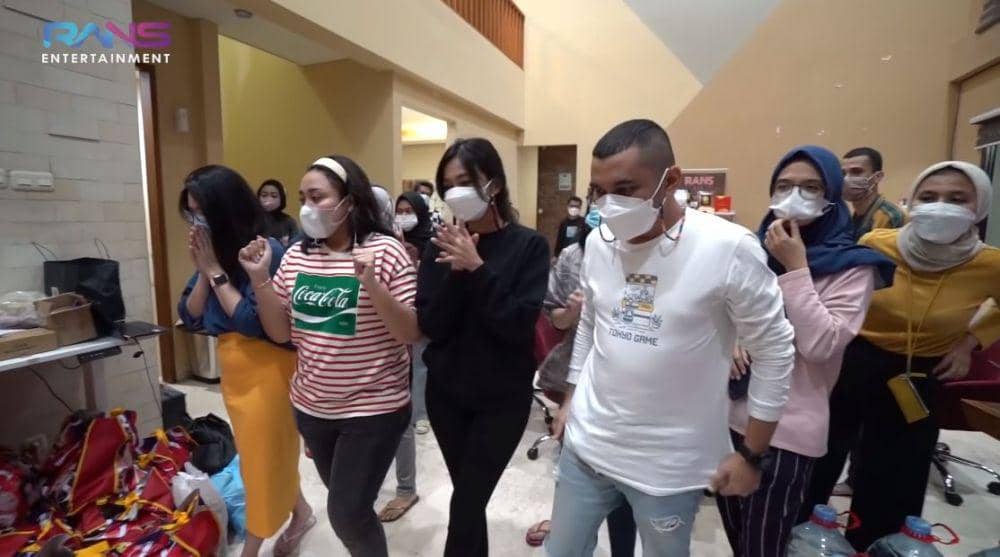 Nagita bagi hampers (Youtube.com/Rans Entertainment)