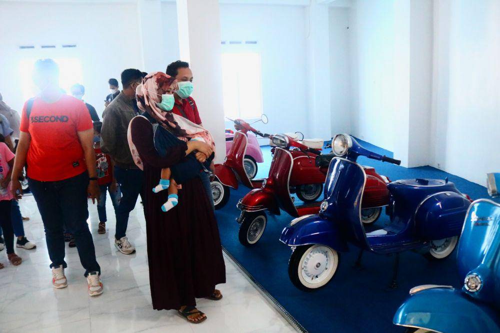Pengunjung saat melihat-lihat koleksi motor vespa tua di Museum Motor classic. IDN Times/Alfi Ramadana