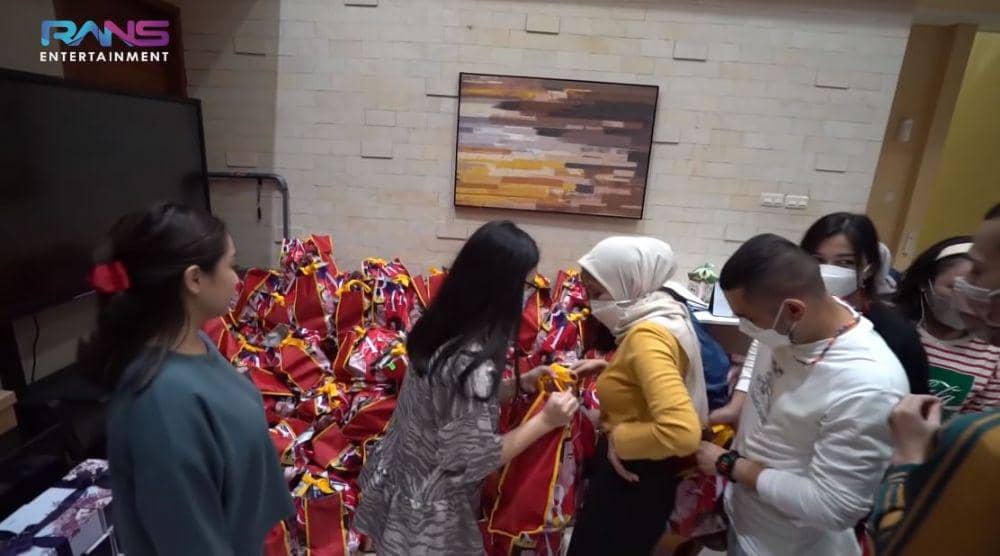 Nagita bagi hampers (Youtube.com/Rans Entertainment)