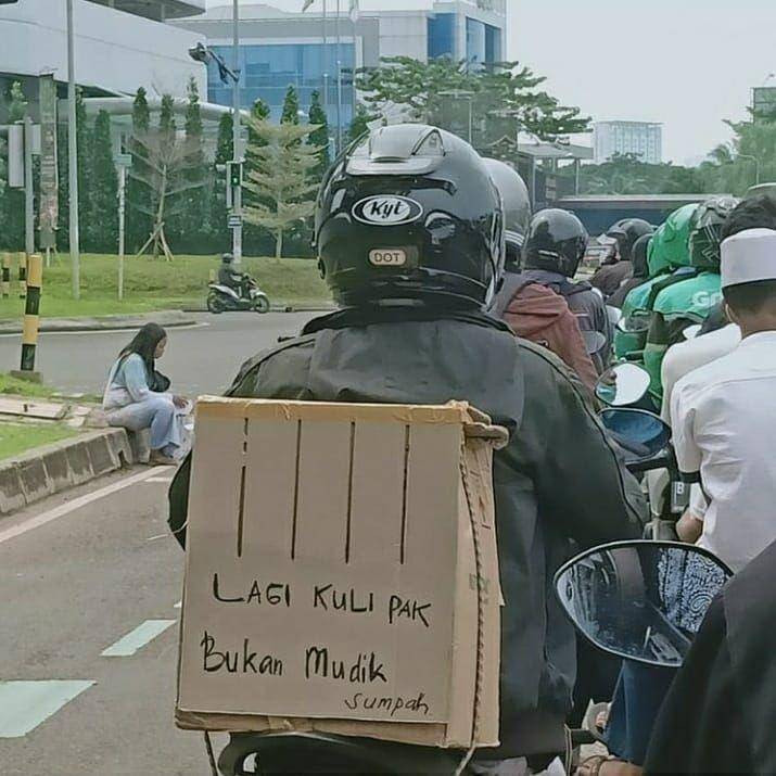 pengendara bukan mudik (twitter.com/outofcontext_id)