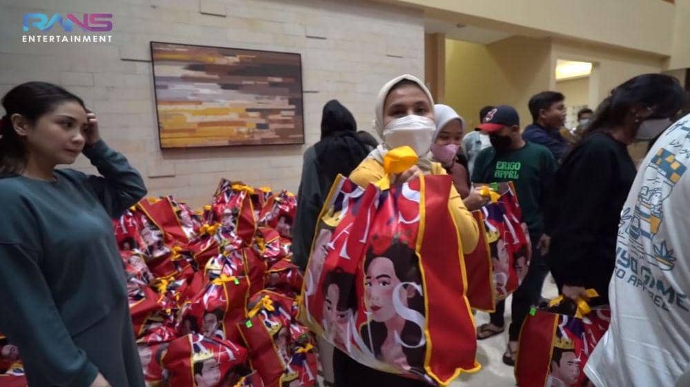 Nagita bagi hampers (Youtube.com/Rans Entertainment)