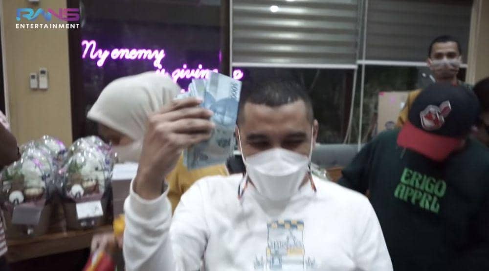 Nagita bagi hampers (Youtube.com/Rans Entertainment)