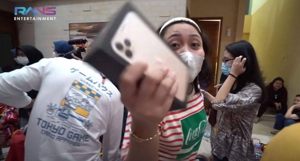 Nagita bagi hampers (Youtube.com/Rans Entertainment)