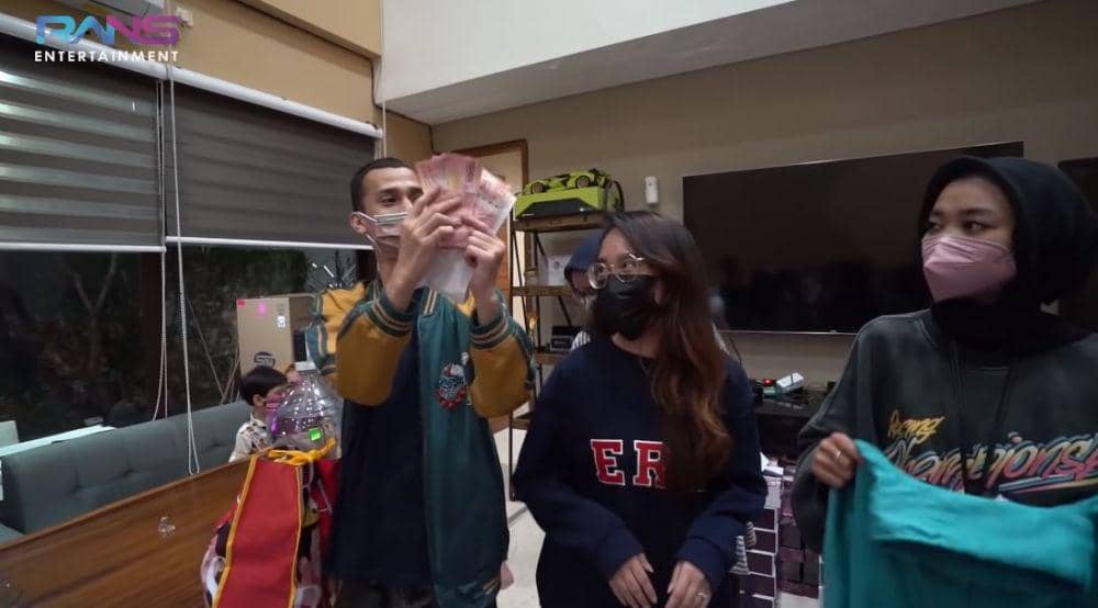 Nagita bagi hampers (Youtube.com/Rans Entertainment)