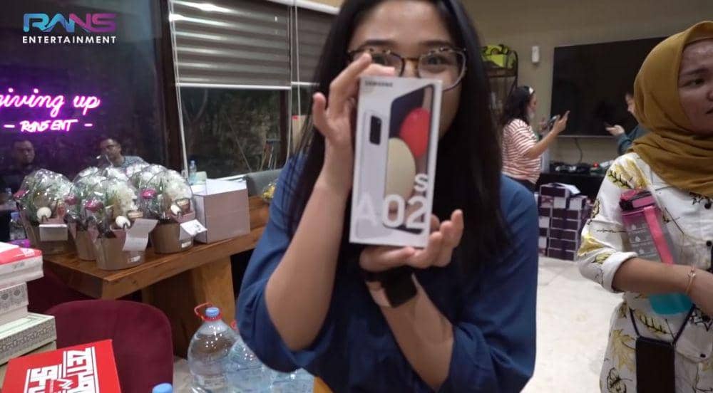 Nagita bagi hampers (Youtube.com/Rans Entertainment)