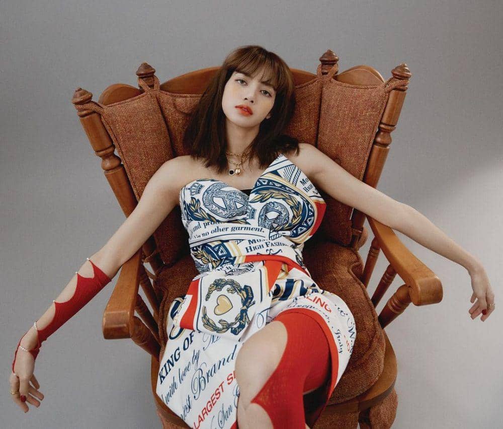 9 Potret Memesona Lisa BLACKPINK dengan Tatapan Garang, Bikin Meleleh!