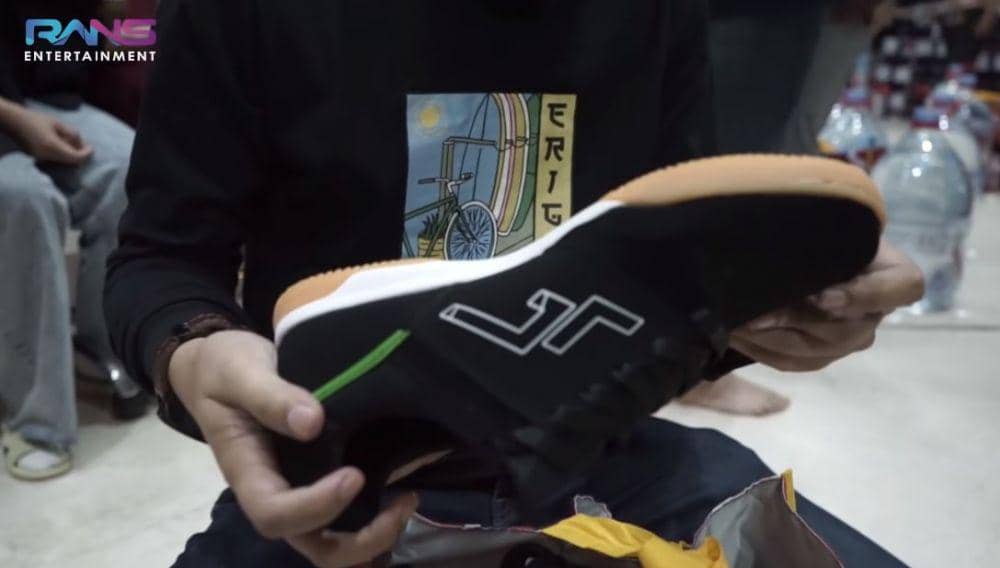 Nagita bagi hampers (Youtube.com/Rans Entertainment)