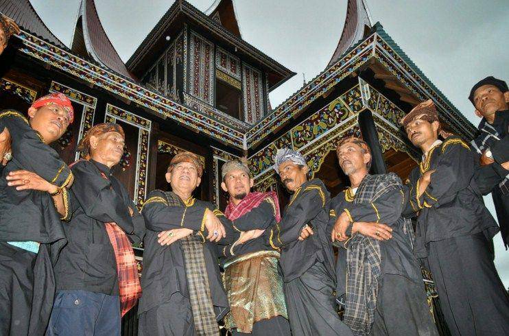 ilustrasi masyarakat Minang (saribundo.biz)