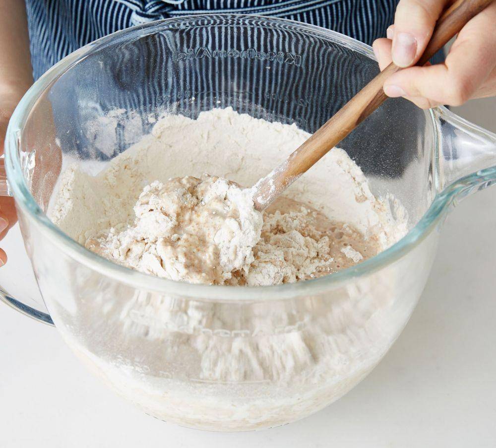Mengaduk tepung (bonappetit.com)