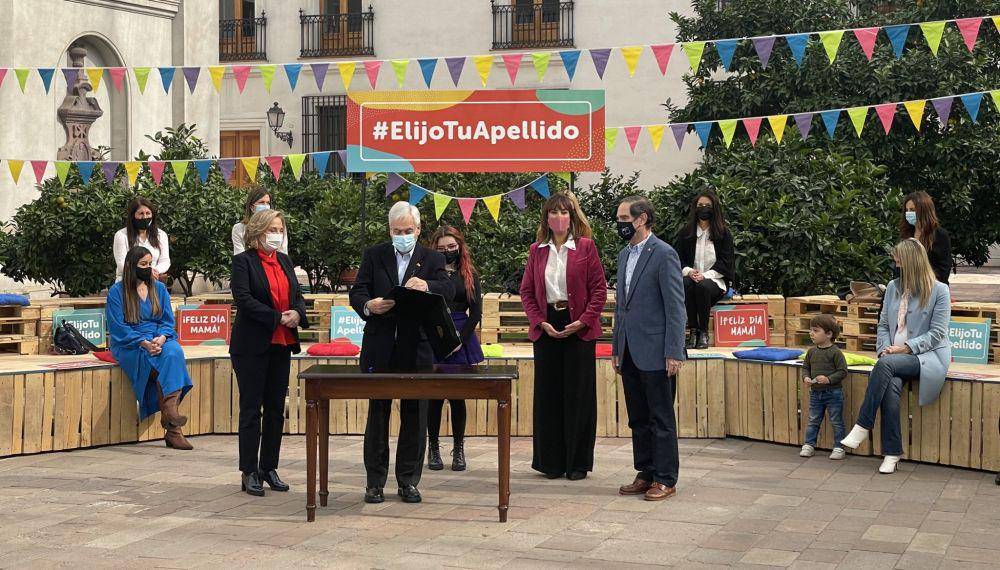 Presiden Chile Sebastian Pinera saat menghadiri perayaan Hari Ibu di Istana La Moneda. (twitter.com/monicazalaquett)