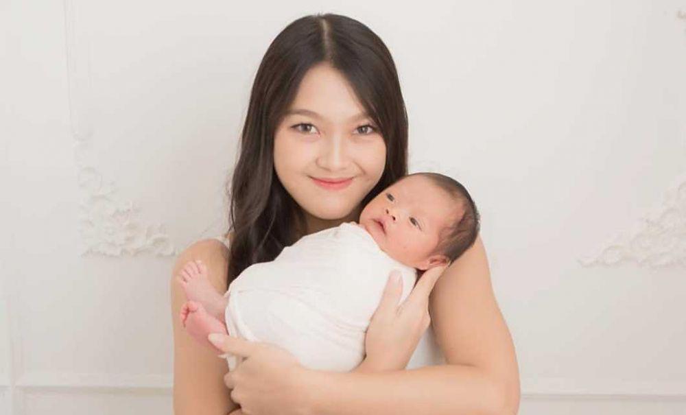 10 Potret Keseharian Ana Riana Momong Putranya, Keibuan Banget!
