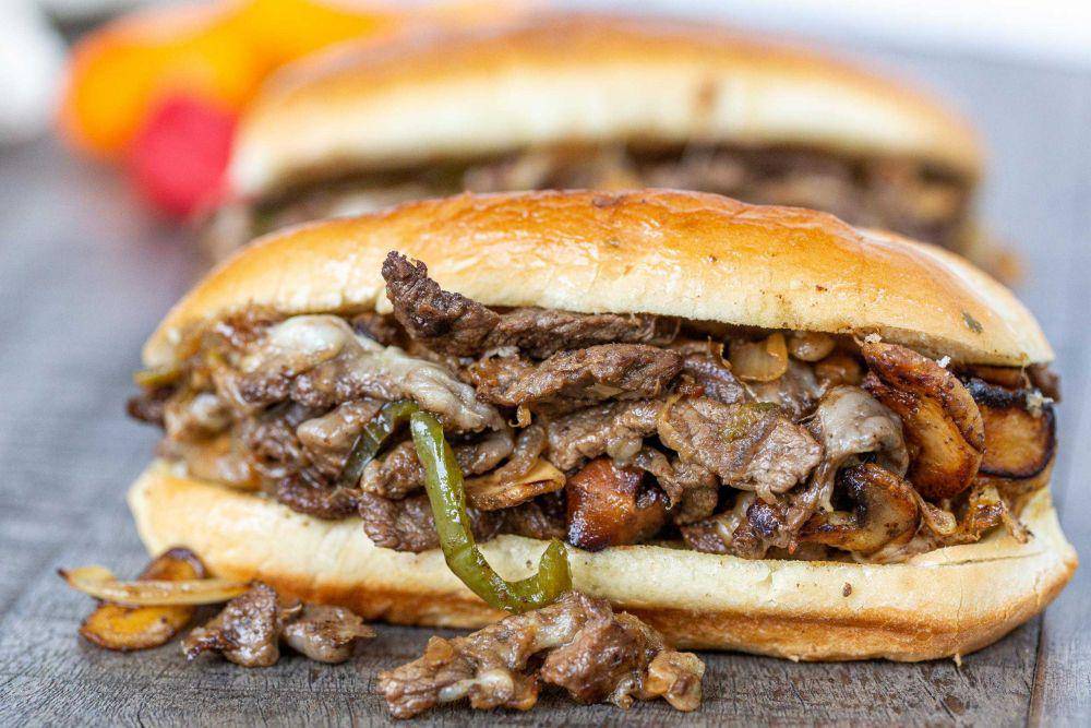 ilustrasi philly cheese steak (momsdish.com)