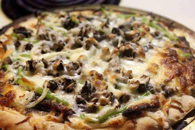ilustrasi cheese steak pizza (cullyskitchen.com)