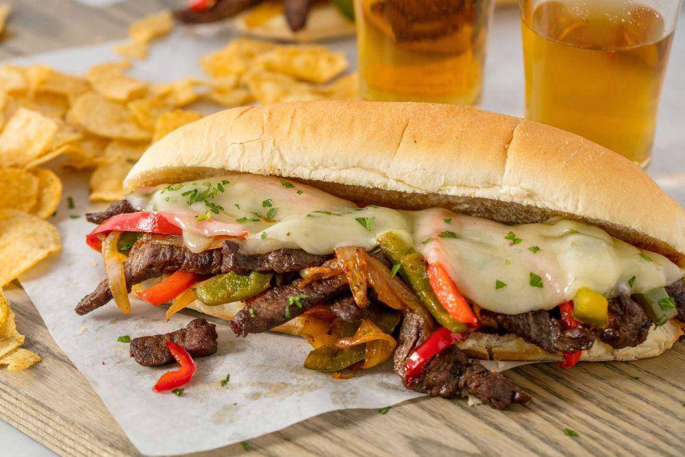 ilustrasi philly cheese steak (delish.com)
