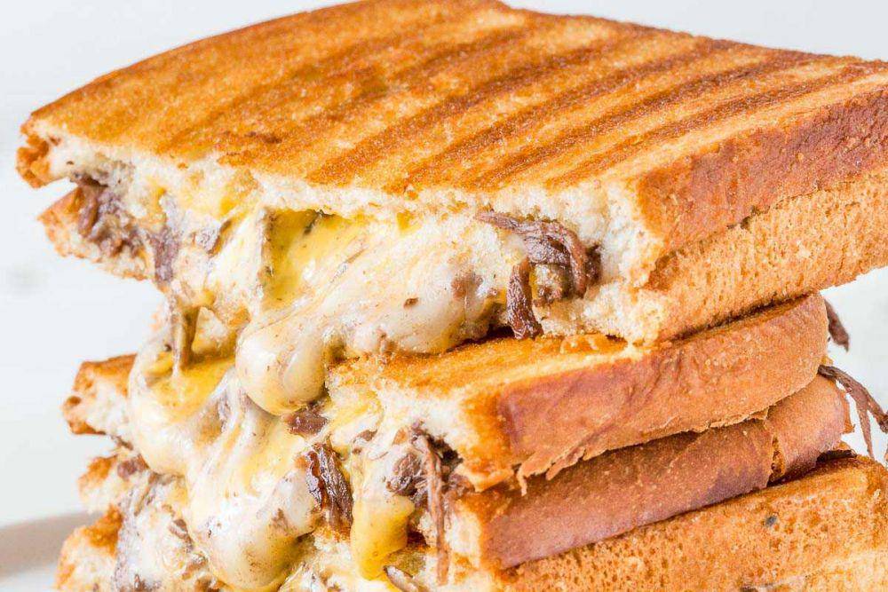 ilustrasi cheese steak sandwich (busycooks.net)