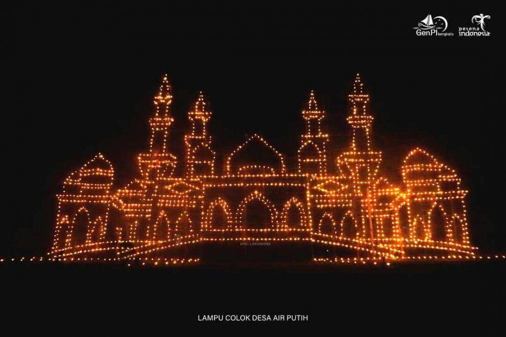 Masjid megah terbuat dari lampu colok. (instagram.com/genpibengkalis)