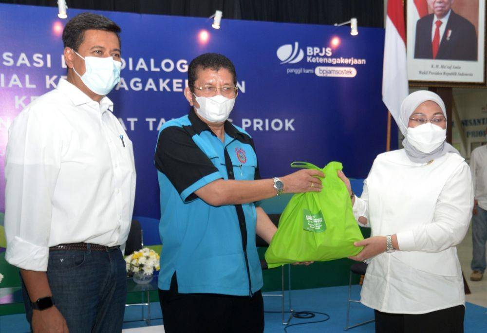 Sosialisasi dan Dialog Jaminan Sosial Ketenagakerjaan (Jamsostek) kepada Tenaga Kerja Bongkar Muat (TKBM) Pelabuhan Tanjung Priok bersama dengan Menaker Ida Fauziah , Senin, (10/5/2021). (Dok. BPJAMSOSTEK)