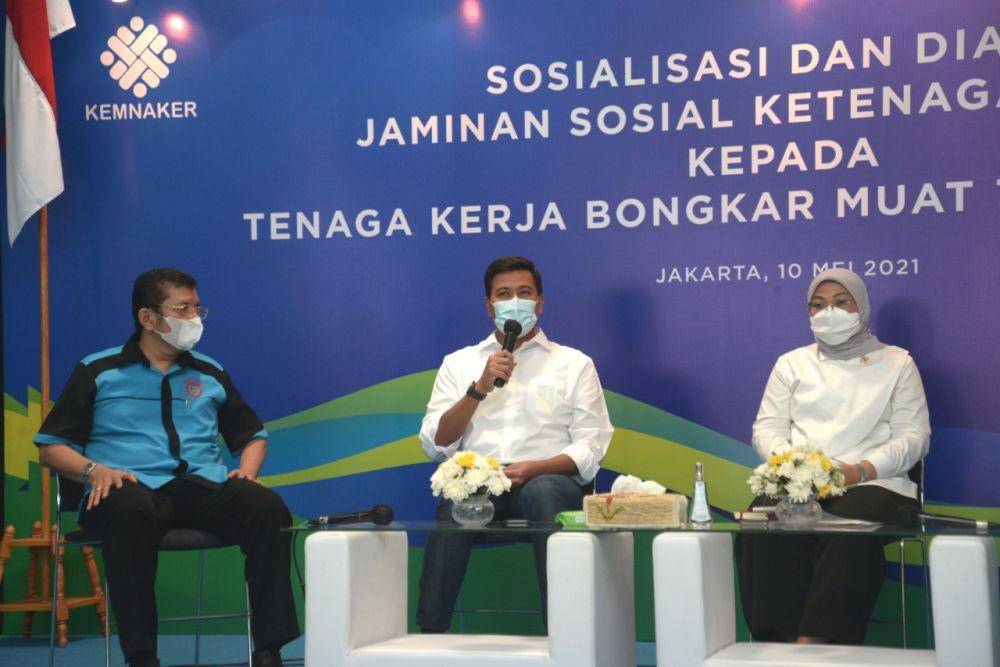 Sosialisasi dan Dialog Jaminan Sosial Ketenagakerjaan (Jamsostek) kepada Tenaga Kerja Bongkar Muat (TKBM) Pelabuhan Tanjung Priok bersama dengan Menaker Ida Fauziah , Senin, (10/5/2021). (Dok. BPJAMSOSTEK)