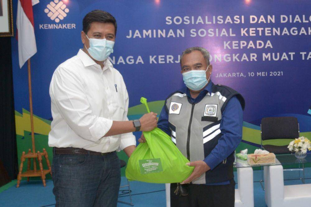 Sosialisasi dan Dialog Jaminan Sosial Ketenagakerjaan (Jamsostek) kepada Tenaga Kerja Bongkar Muat (TKBM) Pelabuhan Tanjung Priok bersama dengan Menaker Ida Fauziah , Senin, (10/5/2021). (Dok. BPJAMSOSTEK)