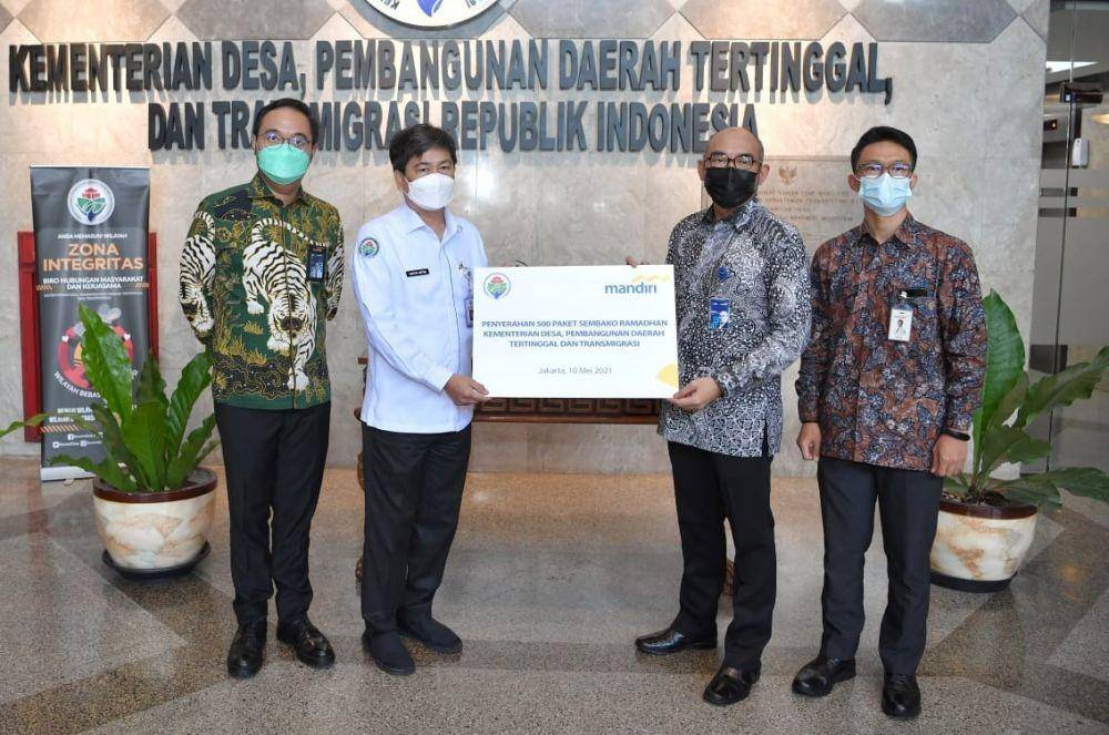 Menteri Desa, Pembangunan Daerah Tertinggal dan Transmigrasi Abdul Halim Iskandar didampingi Sekretaris Jenderal (Sekjen) Kemendes PDTT Taufik Madjid menerima kunjungan Senior Vice President Goverment & Institutional 1 Group Bank Mandiri Dadang Ramadhan P di ruang kerja, Senin (10/5/2021). (Dok. Kemendes PDTT)