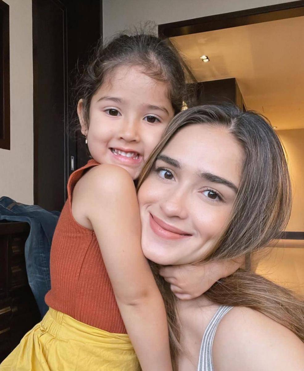 Yasmine Wildblood dan anak (instagram.com/yaswildblood)