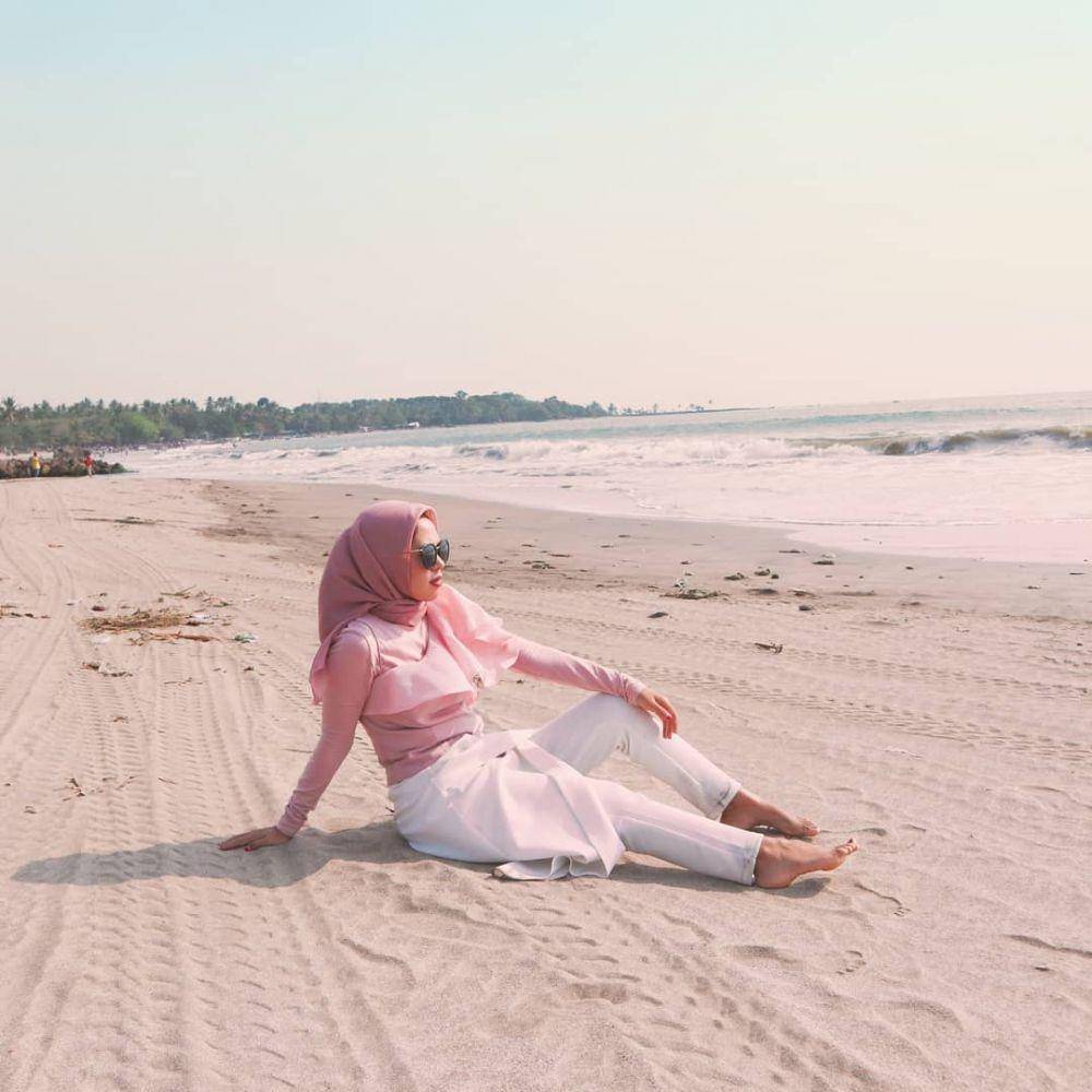 Ilustrasi santai di Pantai Anyer (instagram.com/rahayuafriliani__)