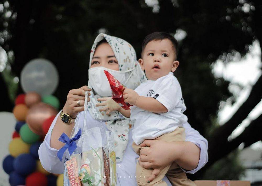 Risa Saraswati dan anak pertamanya. (instagram.com/risa_saraswati)