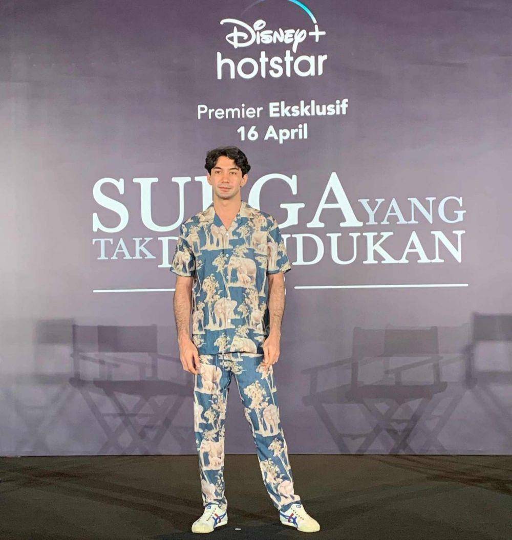 Reza Rahadian di Premiere Surga yang Tak Dirindukan. (Instagram.com/officialpilarez/)