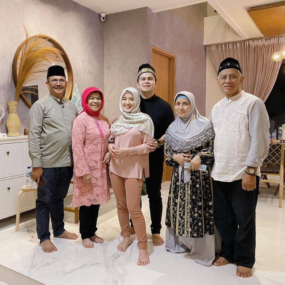 keluarga Rosiana Dewi dan Handika Pratama (instagram.com/rsn.dw)
