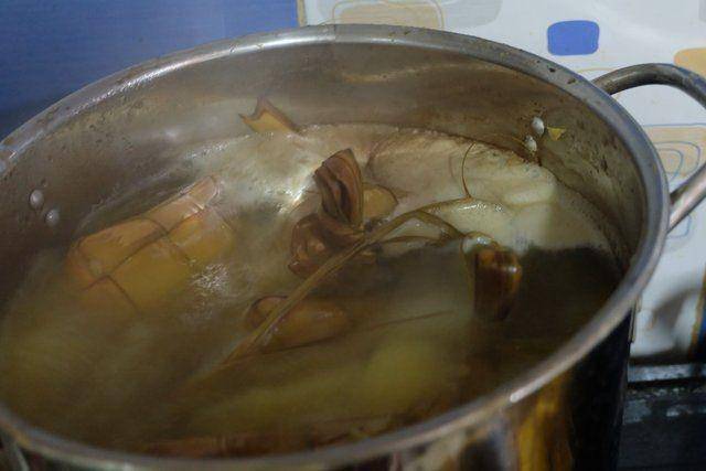 Membuat ketupat (steemit.com/juventini)