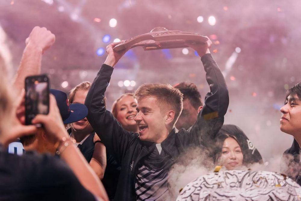 OG yang merupakan sang juara mengangkat Aegis di TI9 (instagram.com/dota2)