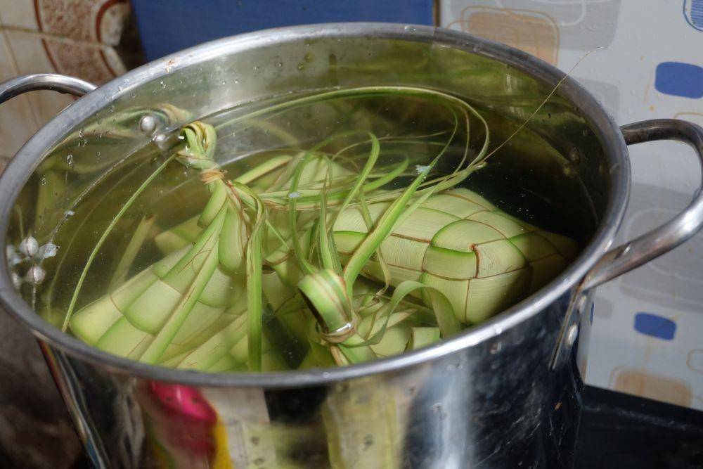 Membuat ketupat (steemit.com/juventini)