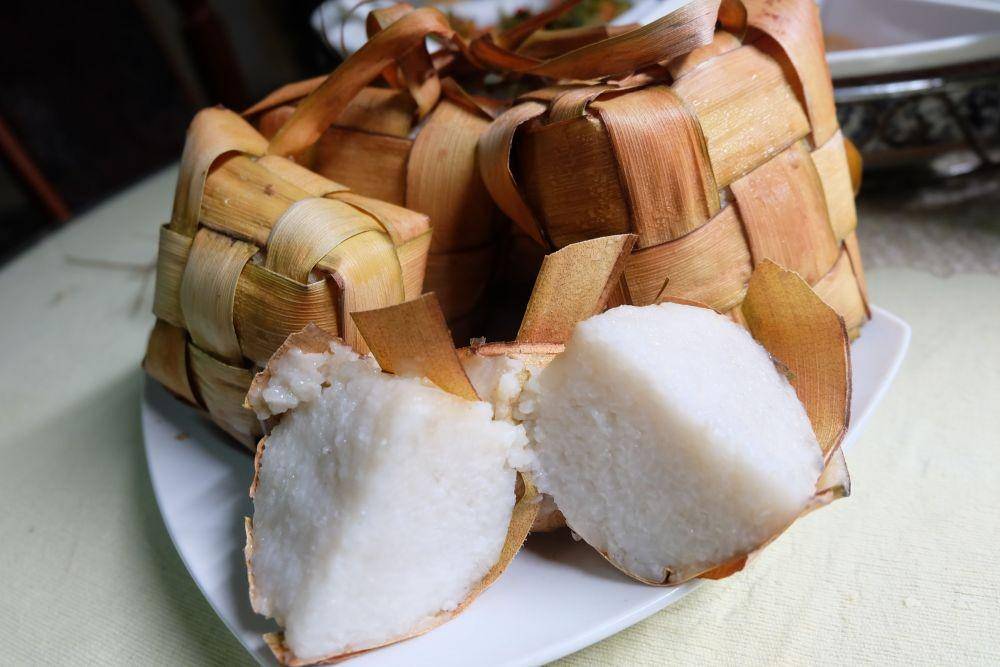 Membuat ketupat (steemit.com/juventini)