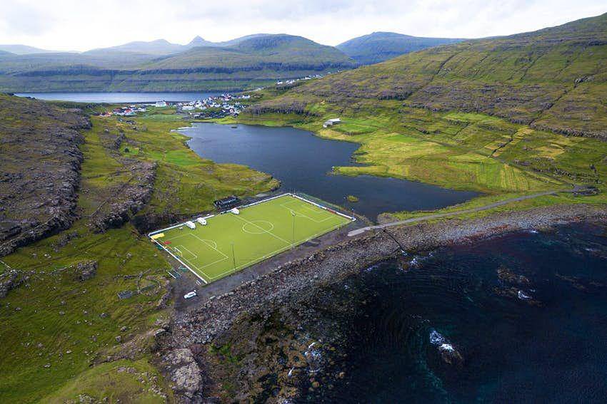 Lapangan sepak bola di Kepulauan Faroe (lonelyplanet.com)