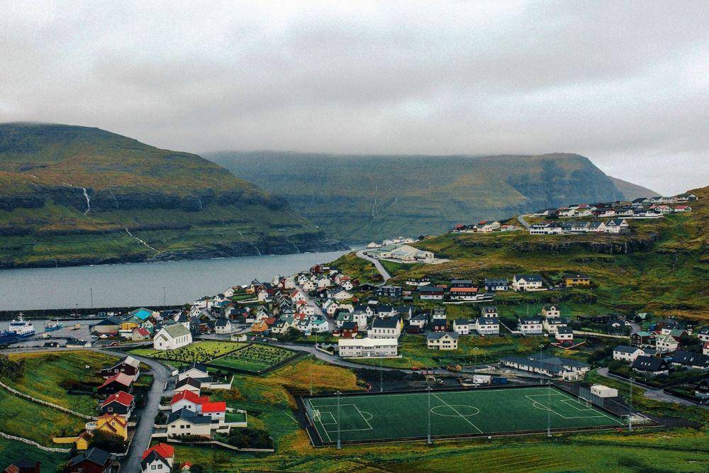Lapangan rumput sintetis di Kepulauan Faroe (lonelyplanet.com)
