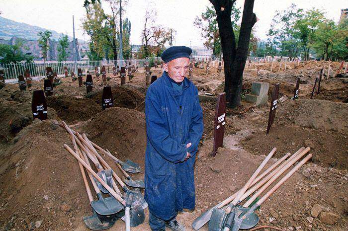 Penggali kubur untuk memakamkan korban perang Bosnia. (Wikipedia.org/Mikhail Evstafiev)