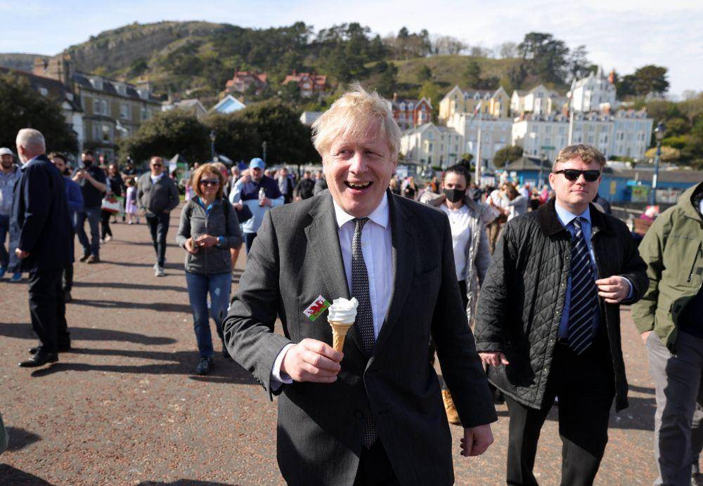 Perdana Menteri Inggris Boris Johnson saat mengunjungi Wales pada 27 April 2021. (Twitter.com/Boris Johnson)