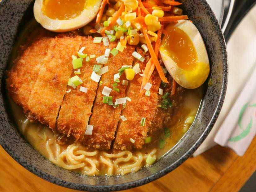 Katsu dengan ramen (foodnetwork.com/Yakitori Jinbei)