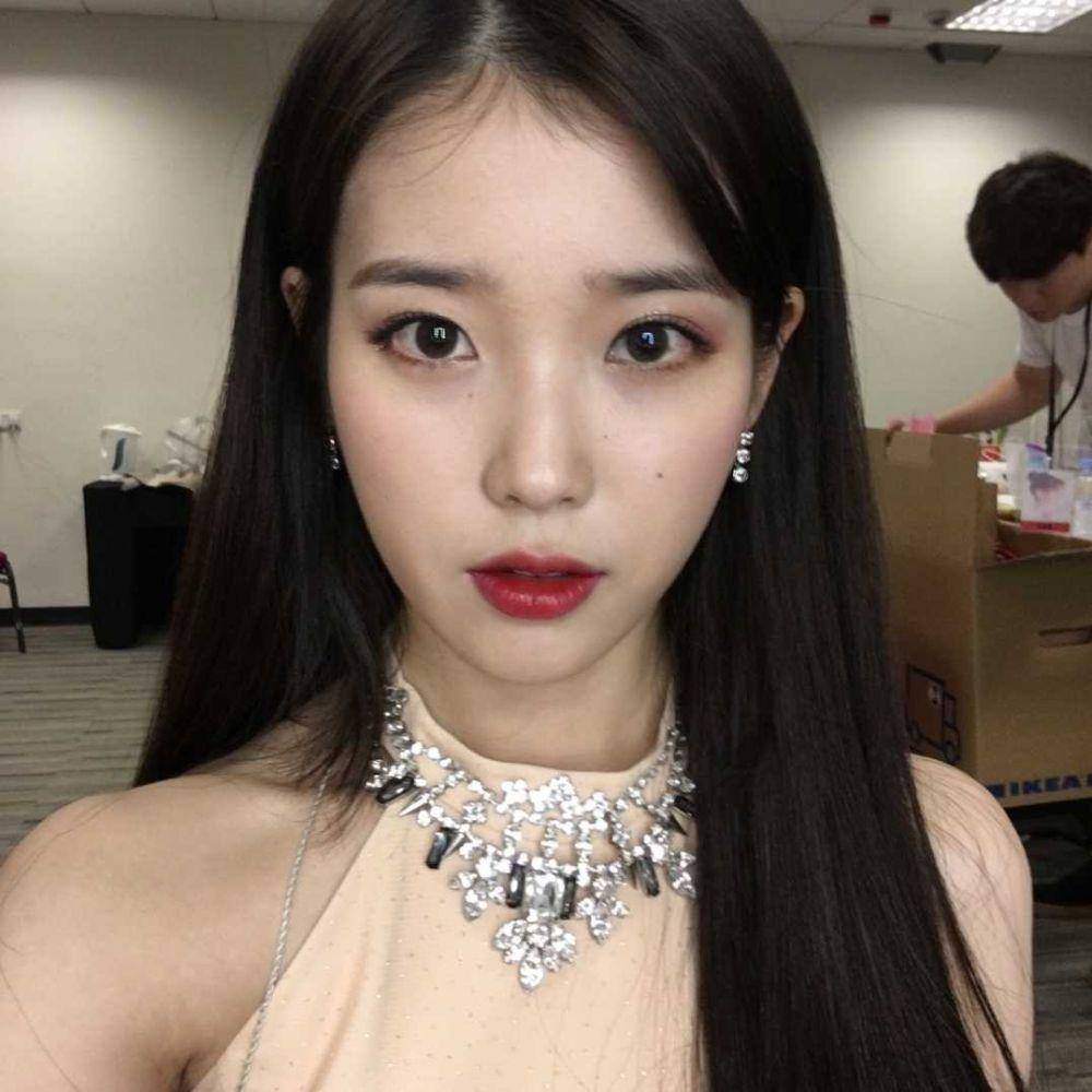 Potret IU dengan tatapan tajamnya (instagram.com/dlwlrma)