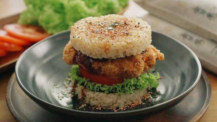 Katsu berbentuk burger (youtube.com/The Meatmen Channel)