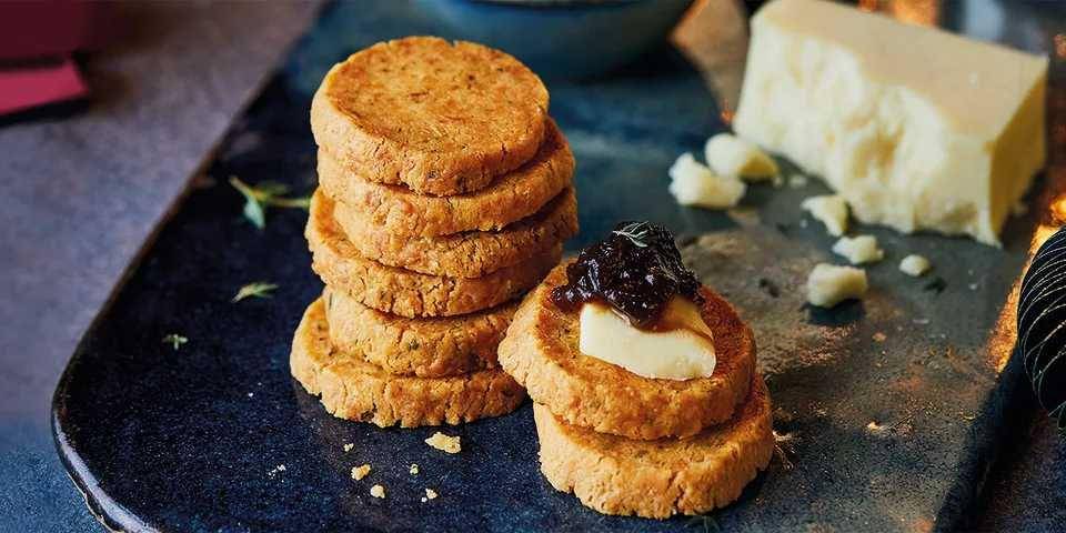Kukis keju dengan daun timi (coop.co.uk)
