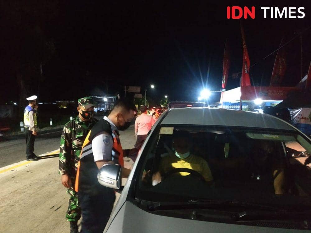 Penyekatan mobil pemudik oleh tim gabungan di pos penyekatan Kelangan Sedayu Bantul. IDN Times/Daruwaskita