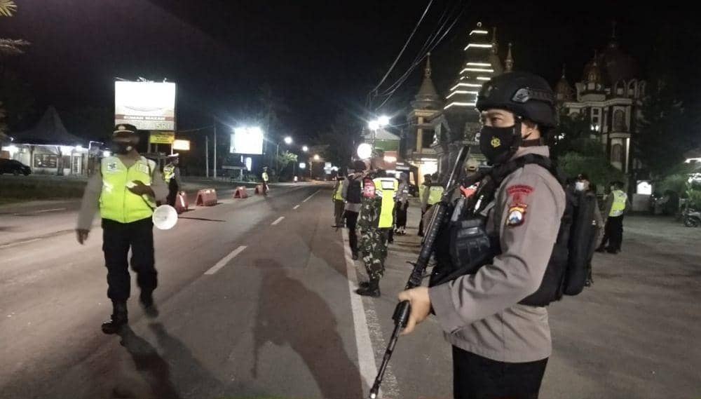 Polisi saat melakukan penyekatan pemudik di Jalur Pantura Tuban. IDN Times/Imron