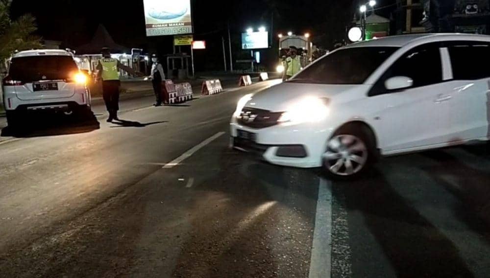Polisi saat melakukan penyekatan pemudik di Jalur Pantura Tuban. IDN Times/Imron