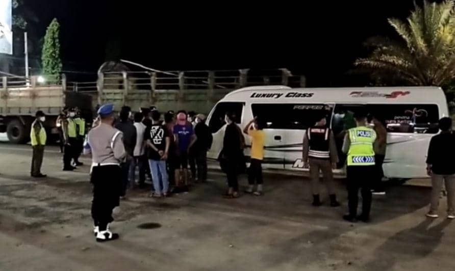 Polisi saat melakukan penyekatan pemudik di Jalur Pantura Tuban. IDN Times/Imron