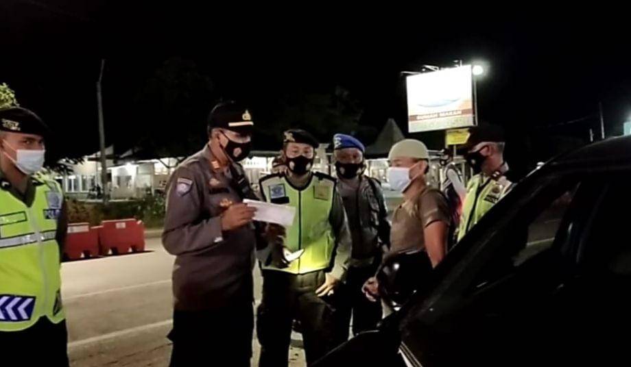 Polisi saat melakukan penyekatan pemudik di Jalur Pantura Tuban. IDN Times/Imron