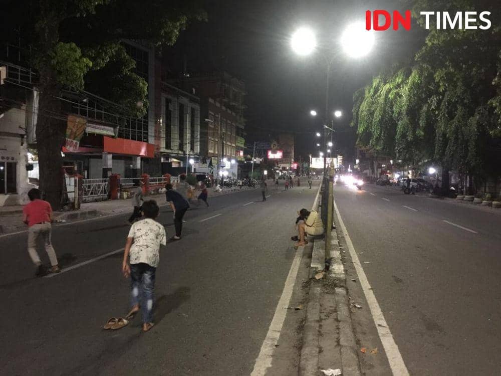Suasana anak-anak bermain bola diruas jalan kota Medan saat ditutup (IDN Times/Indah Permata Sari)