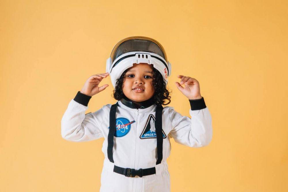 Ilustrasi anak dengan kostum astronot (pexels.com/Amina Filkins)