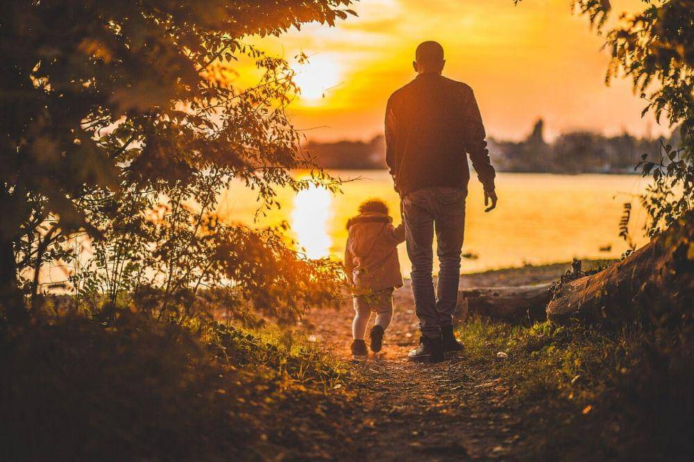 Ilustrasi ayah menggandeng anaknya (pixabay.com/StockSnap)