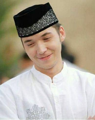 Potret Stefan William kenakan peci dan baju koko (wattpad.com/swyk_jjlm)